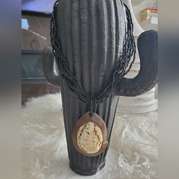 Unique shell, wood/beaded necklace - Picture 2 of 4